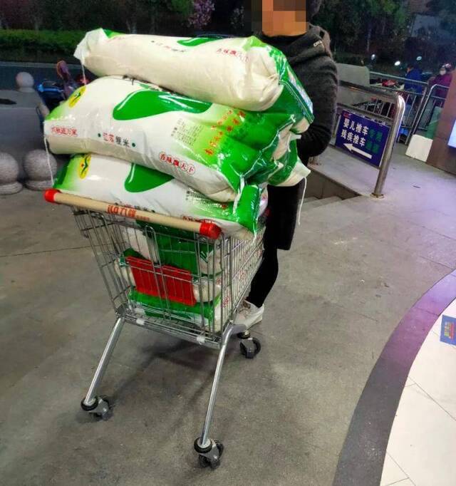 有人又开始囤米囤油?!有位妈妈买了500斤,还有超市米架被抢空?官方最新回应