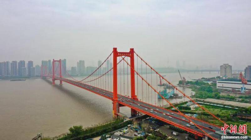 资料图：武汉长江大桥上车辆逐渐增多。周星亮摄