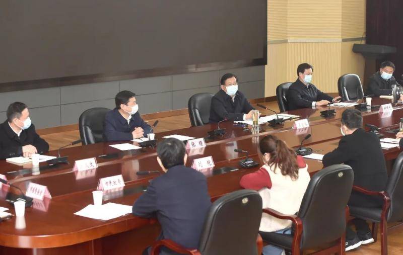王忠林主持召开座谈会，听取下沉干部、社区工作者在工作中的难点及建议长江日报记者周超摄