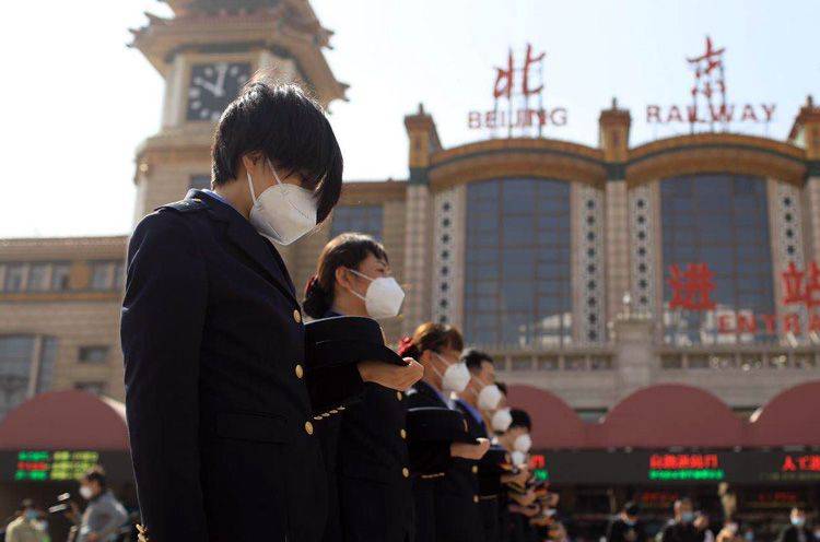 举国哀悼 北京站汽笛长鸣 工作人员和旅客肃立默哀