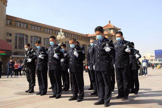 举国哀悼 北京站汽笛长鸣 工作人员和旅客肃立默哀