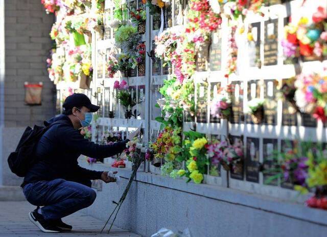 八宝山革命公墓今明两日预约祭扫人数已满额 组图