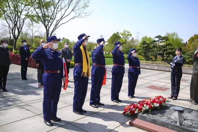 上海市社会各界清明感恩典礼“云”上首播，上万民众参与悼念