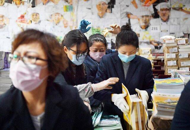 16万套教材将陆续寄达家中 北京邮政公司入校打包课本