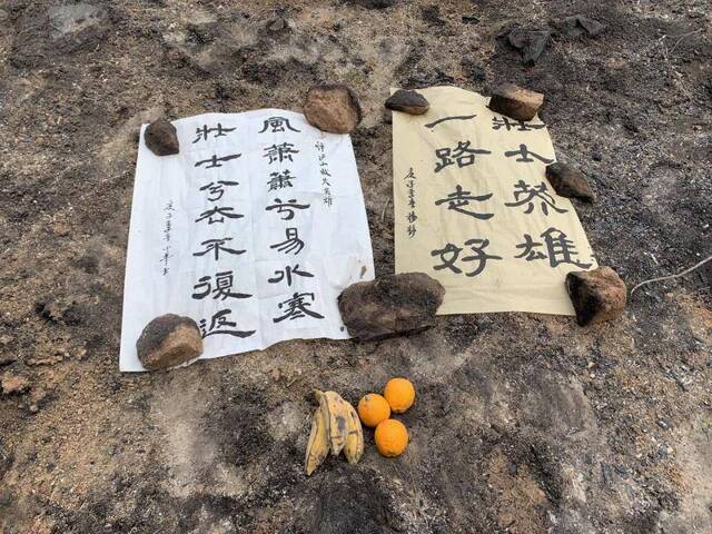 当地人祭拜遇难的扑火队员澎湃新闻记者胥辉图