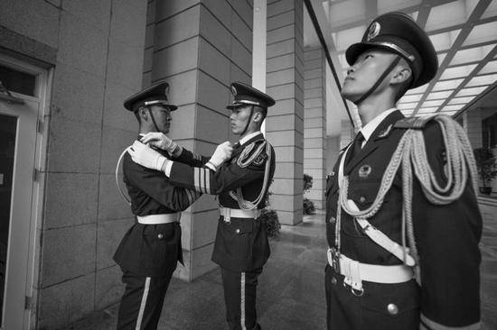 上海人民广场降半旗，向抗击新冠肺炎疫情斗争牺牲烈士和逝世同胞志哀