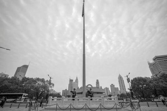 上海人民广场降半旗，向抗击新冠肺炎疫情斗争牺牲烈士和逝世同胞志哀