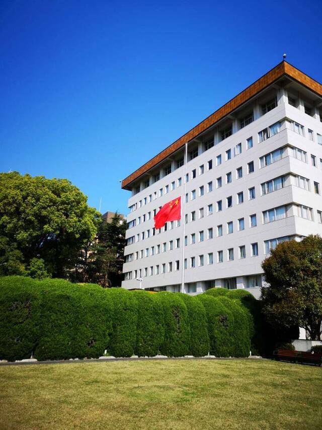 深切悼念新冠肺炎疫情牺牲烈士和逝世同胞 中国驻日本大使馆降半旗志哀
