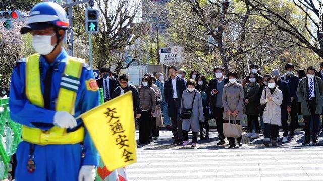 ▲当地时间4月2日，日本东京街头的行人。图据CNN