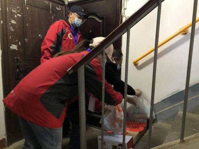 4月3日下午，三山园社区工作人员帮助居家隔离居民将快递送上门。新京报记者周依摄