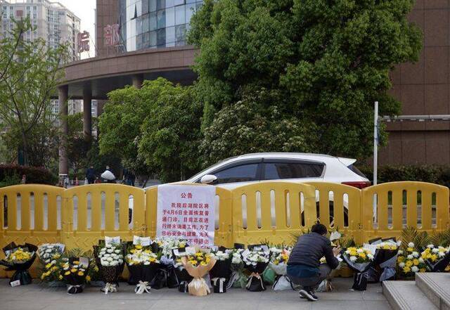 武汉解封倒计时4天 蜡烛鲜花寄哀思