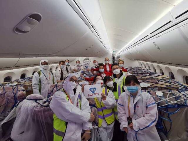英国维珍航空从中国运回3300万只口罩、300台呼吸机等防护物资