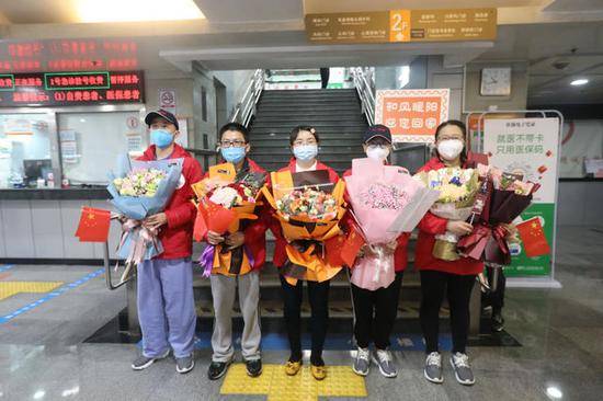 “见到偶像好激动！”钟南山带队迎接90后护士等5人