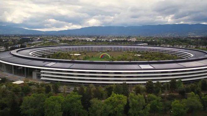 疫情中的APPLE park，几乎不再有人出入，十分冷清。