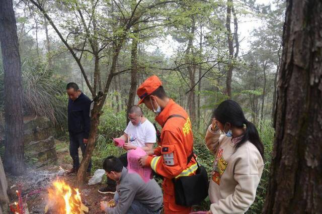 四川森林消防总队严查进山入林，重庆一天收八百余火源