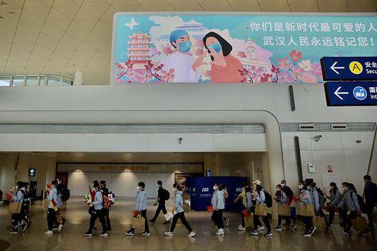 武汉天河机场内的LED大屏播放着送别医疗队的标语。