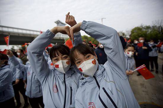 北京大学人民医院医疗队队员摆出爱心造型。