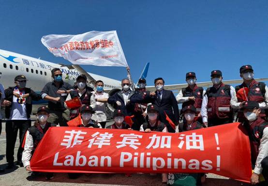 5日下午，中国援菲抗疫医疗专家组抵达马尼拉尼诺伊·阿基诺机场。（图源：菲外长推特）