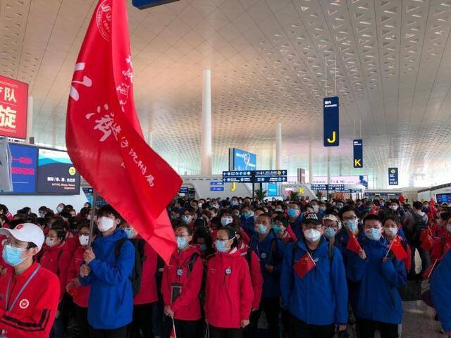 上海支援湖北医疗队员在武汉天河机场，准备出发。仁济医院供图