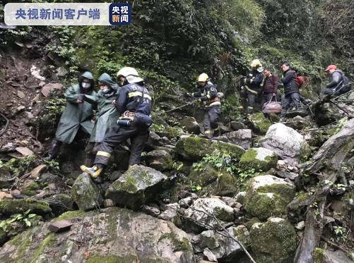 两名游客被困四川深山悬崖 消防13小时生死营救