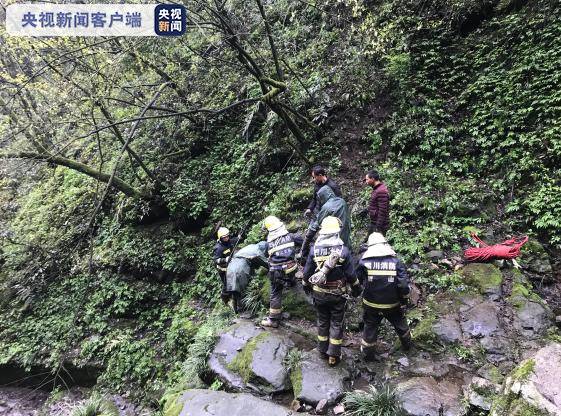 两名游客被困四川深山悬崖 消防13小时生死营救