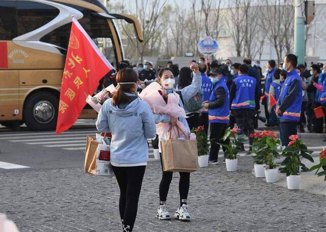 四支国家援鄂医疗队抵京 家属隔离点外迎接亲人｜组图