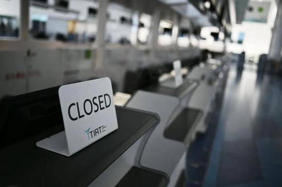 4月3日，在日本东京羽田机场拍摄的关闭的值机柜台。新华社/法新