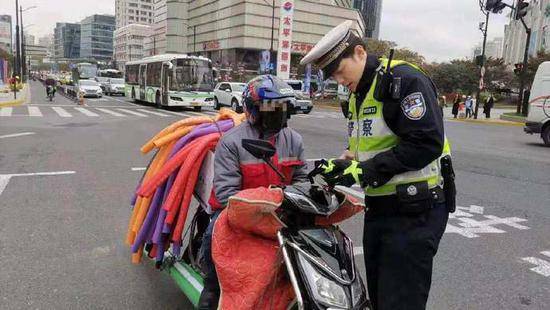 “他们知道跟交警耍赖也好、耍横也好，都不管用，该罚必罚。”（图片来源：上海公安交警总队）