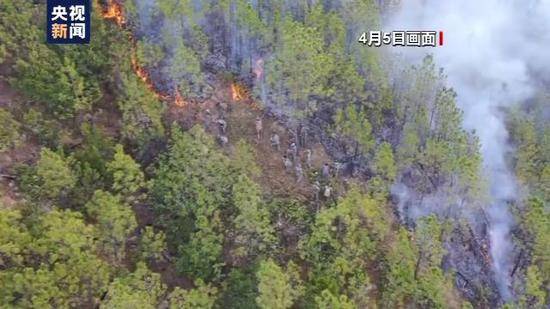 四川凉山木里森林火灾：火场北线合围 明火范围得到控制