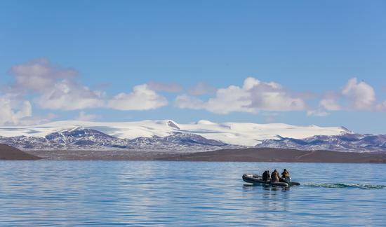 科考队工作场景。第二次青藏科考湖泊演变及气候变化响应科考分队供图