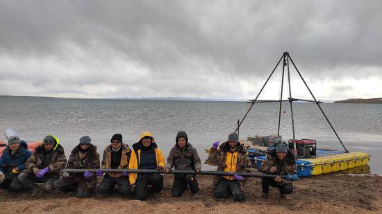 可可西里湖泊考察岩芯取样，队员分享获得样品的喜悦。第二次青藏科考湖泊演变及气候变化响应科考分队供图
