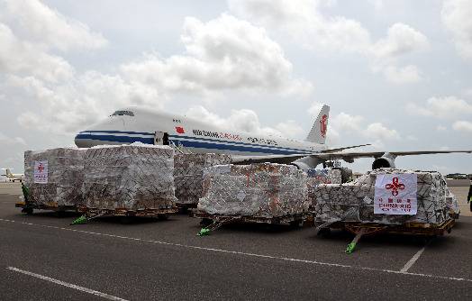 中国政府首架援助非洲国家抗疫物资的包机抵达加纳