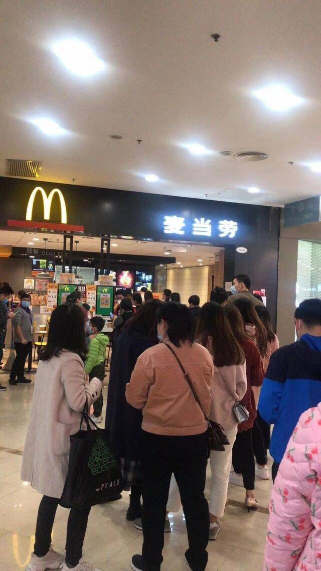 太可怕！昨天东莞的麦当劳被“挤爆”！网友都急了…