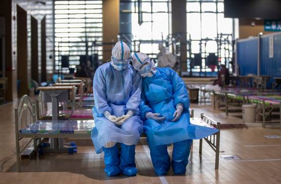 3月10日，在武昌方舱医院，两位青海医疗队队员在等待新冠肺炎治愈患者出舱时小憩。新华社记者费茂华摄