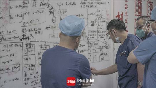 武汉肺科医院ICU主任胡明正在组织联合会诊