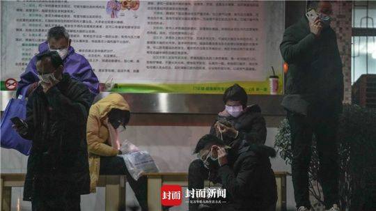 武汉第七医院门口等待核酸检测的患者
