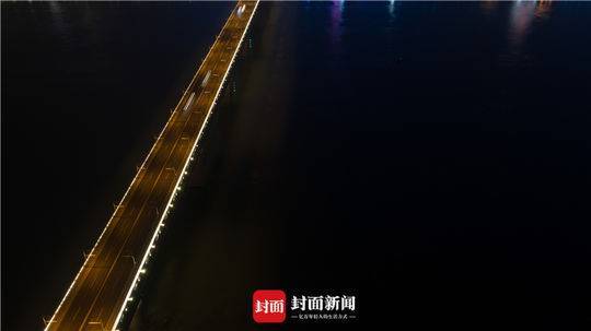 封城后的武汉长江大桥
