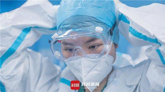 同济医院手术室护士长在准备进行全球第一台确诊新冠肺炎患者的脑神经外科手术