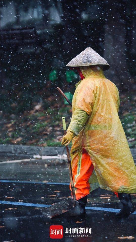 大雪中的环卫工人