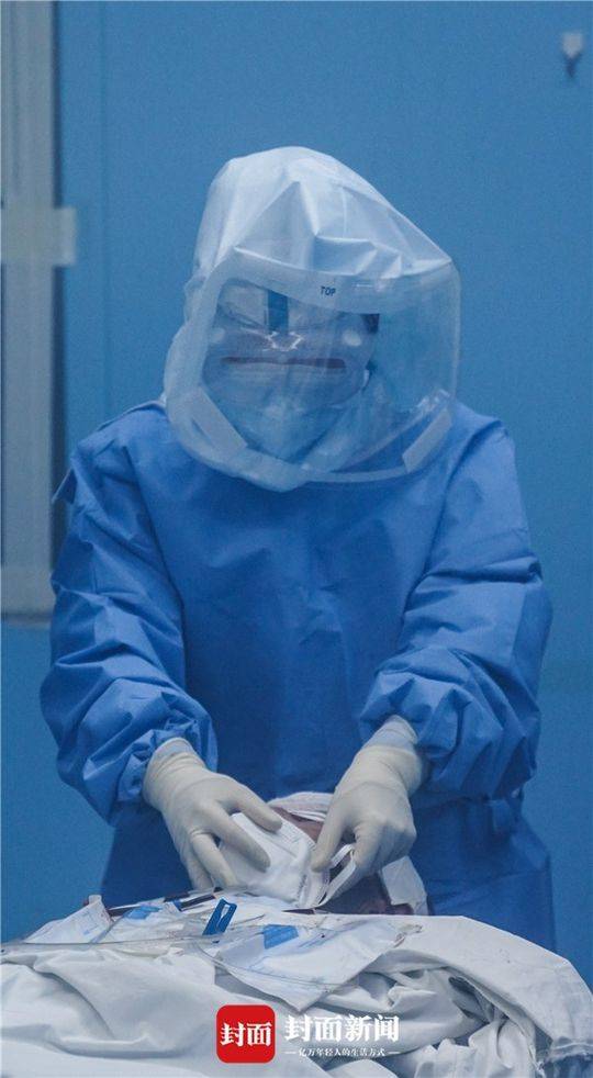 手术完成拔管后医生迅速为病人带上口罩