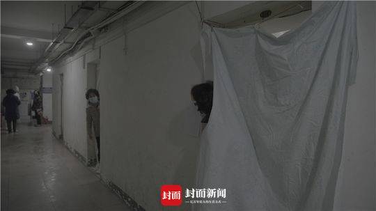 湖北大学康复隔离点探头出来聊天的老人