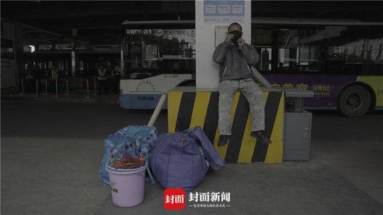 从广州来的务工人员没有智能手机无法提供绿码不能乘车