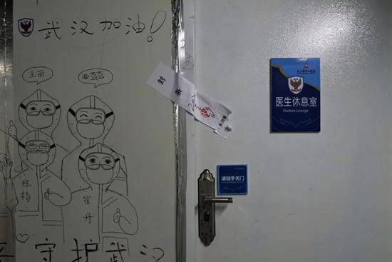 4月1日，雷神山医院的医生休息室被贴上了封条。中青报·中青网见习记者李强/摄