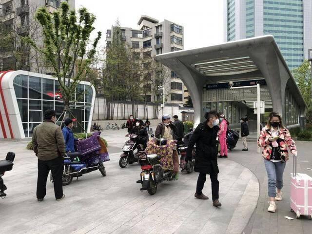 解封地标③  地铁2号线上重启的生活