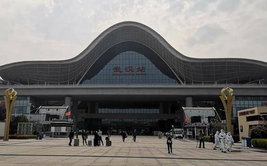 ▲4月3日，武汉站的站前广场上有提着行李箱的旅客。新京报记者李桂摄
