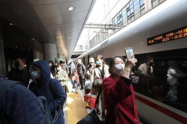 今天下午14时24分，武汉“解封”后的首趟离汉返京列车G4802次列车抵达北京西站。摄影/新京报记者王贵彬