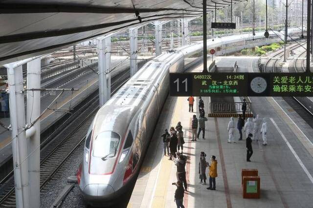 今天下午14时24分，武汉“解封”后的首趟离汉返京列车G4802次列车抵达北京西站。摄影/新京报记者王贵彬