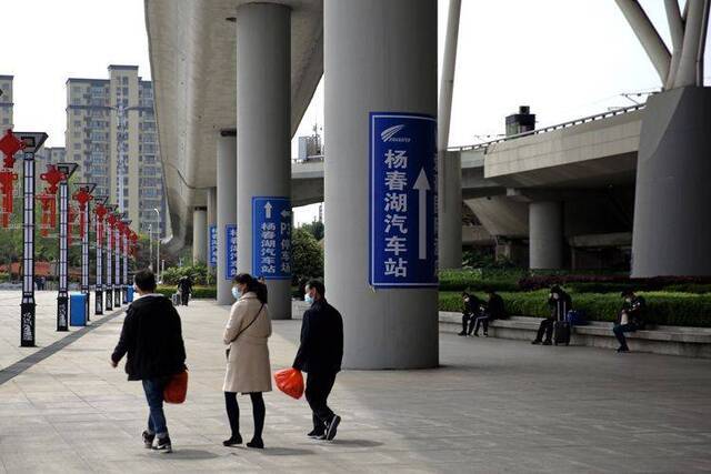 杨春湖长途客运站距离武汉火车站东广场不足一百米，部分抵达武汉站的旅客前往客运站换乘汽车。