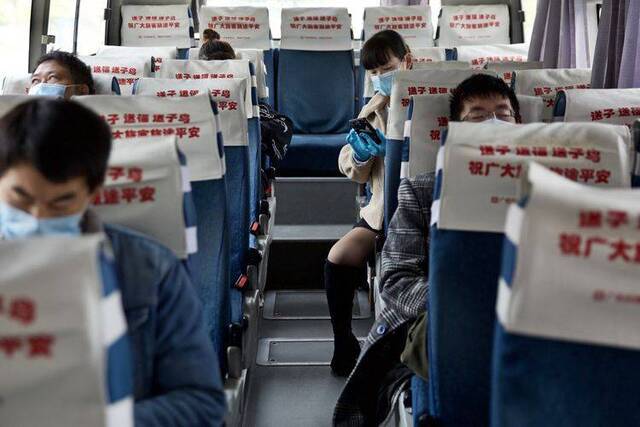  4月8日，客车上座率较低，旅客分散就座。