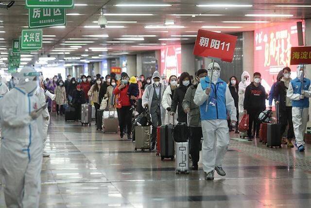 首趟离汉返京列车抵达北京西站 各区专人专车转送回家